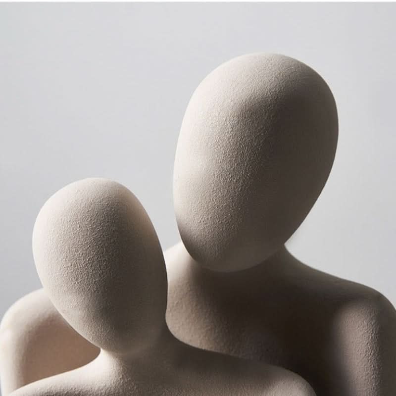 Escultura moderna simbolizando ligação e ternura 