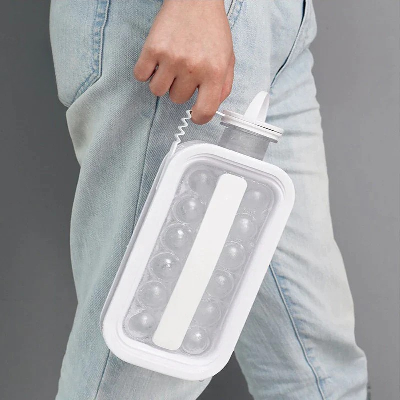 Bouteille 2-en-1 avec moule à glaçons intégré