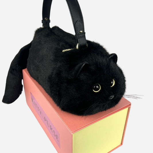 Eine realistische Katzen-Tasche, die überall für Aufsehen sorgt 