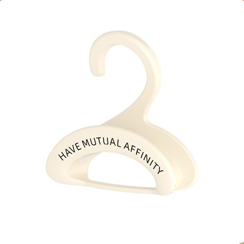 خطافات ذكية لتعليق حقائبك دون إتلافها