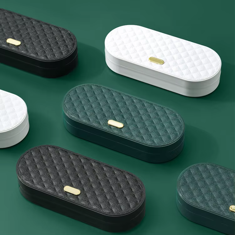 Compact sewing kit with ready-to-use accessories 