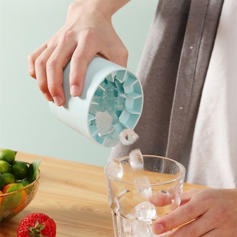 Ice cubes ready in one gesture, without breaking or effort (x2) 