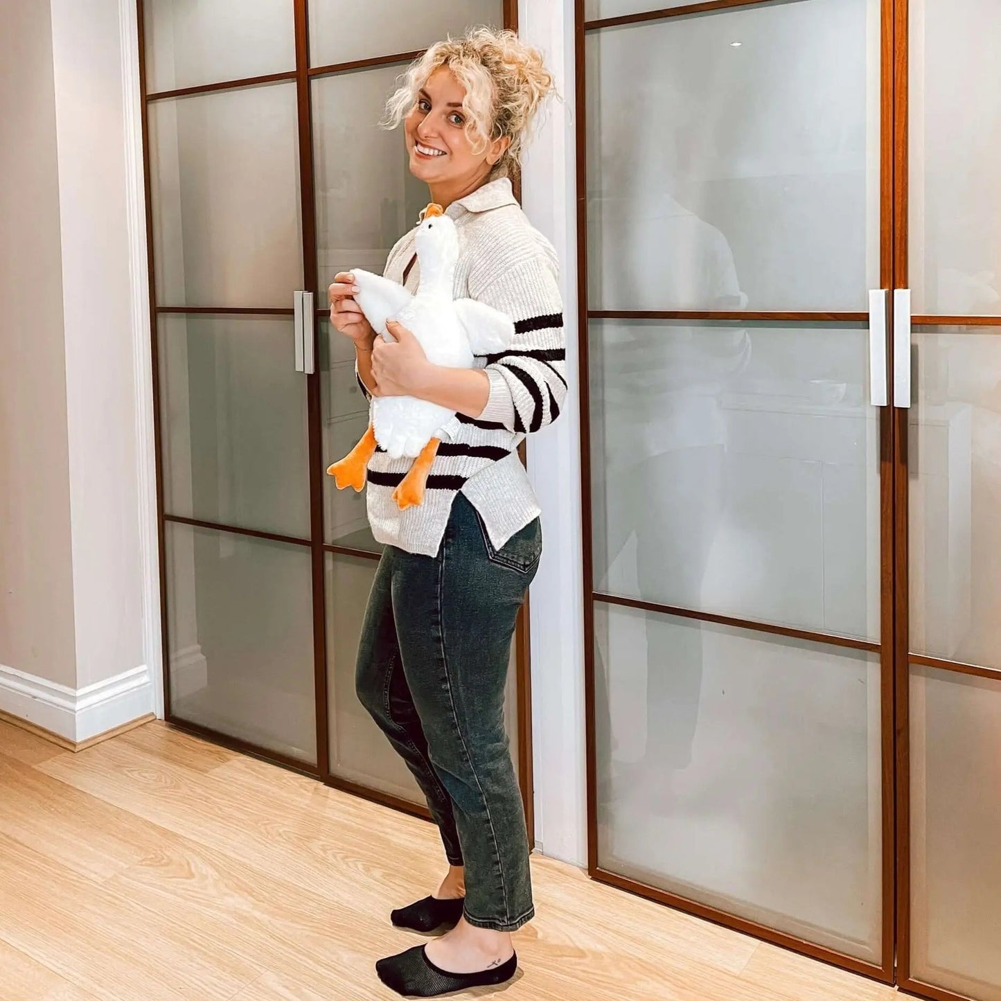 Ge dig själv ett ögonblick av mjukhet med denna gigantiska kuddgosedjur i form av en gås 