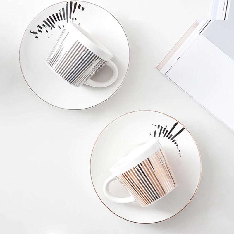 Ένας στιλάτος καφές με μια κούπα που αποκαλύπτει ένα μυστικό 