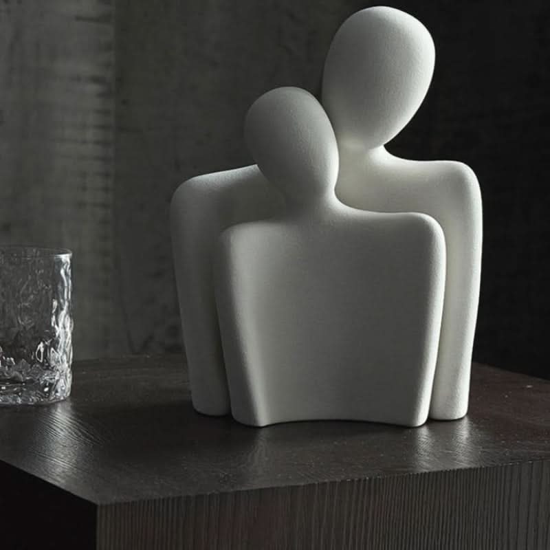 Escultura moderna simbolizando ligação e ternura 